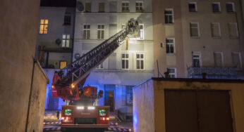 Mężczyzna spadł z 2 piętra. Chciał się schować przed policjantami za oknem.