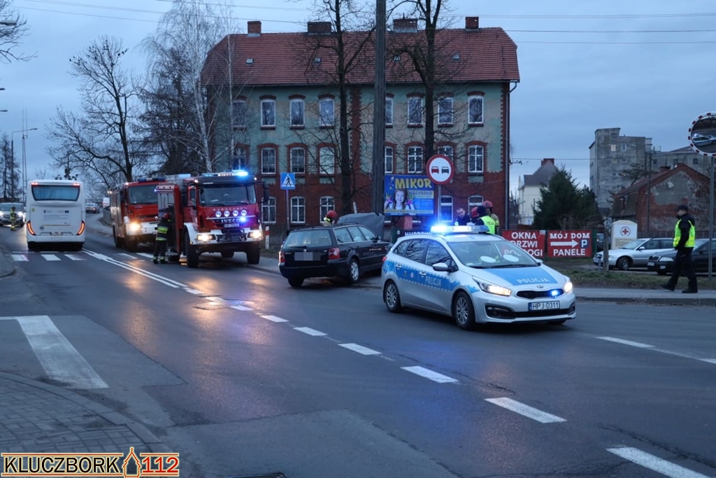 Pijany kierowca uciekał przed policją. Podróż zakończył na latarni.