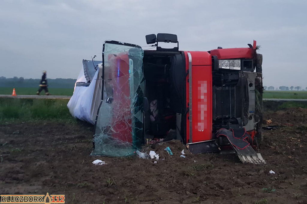 Przewrócona ciężarówka blokuje drogę między Kluczborkiem a Byczyną.
